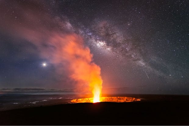 Ini dia Fotografer handal yang memotret lava dengan jarak 1 meter