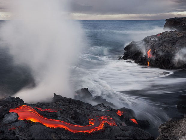 Ini dia Fotografer handal yang memotret lava dengan jarak 1 meter