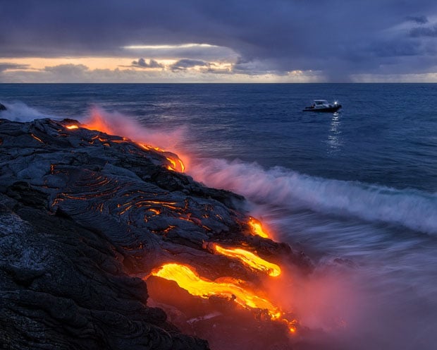 Ini dia Fotografer handal yang memotret lava dengan jarak 1 meter