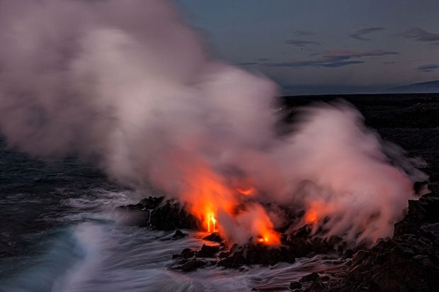 Ini dia Fotografer handal yang memotret lava dengan jarak 1 meter