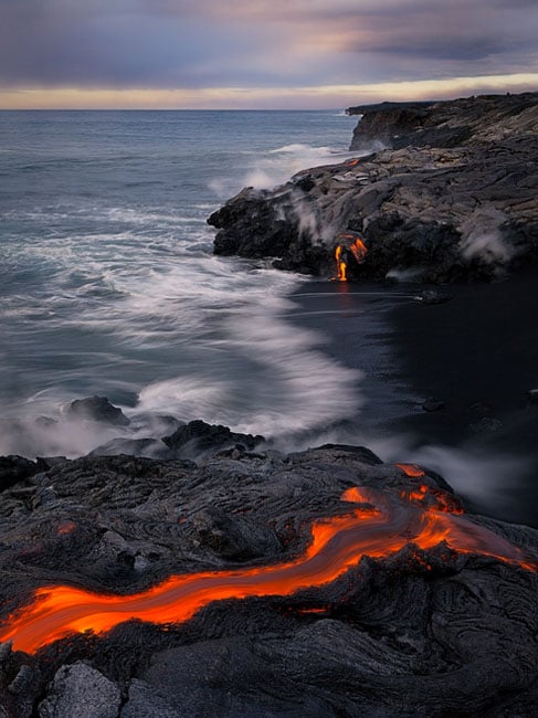 Ini dia Fotografer handal yang memotret lava dengan jarak 1 meter