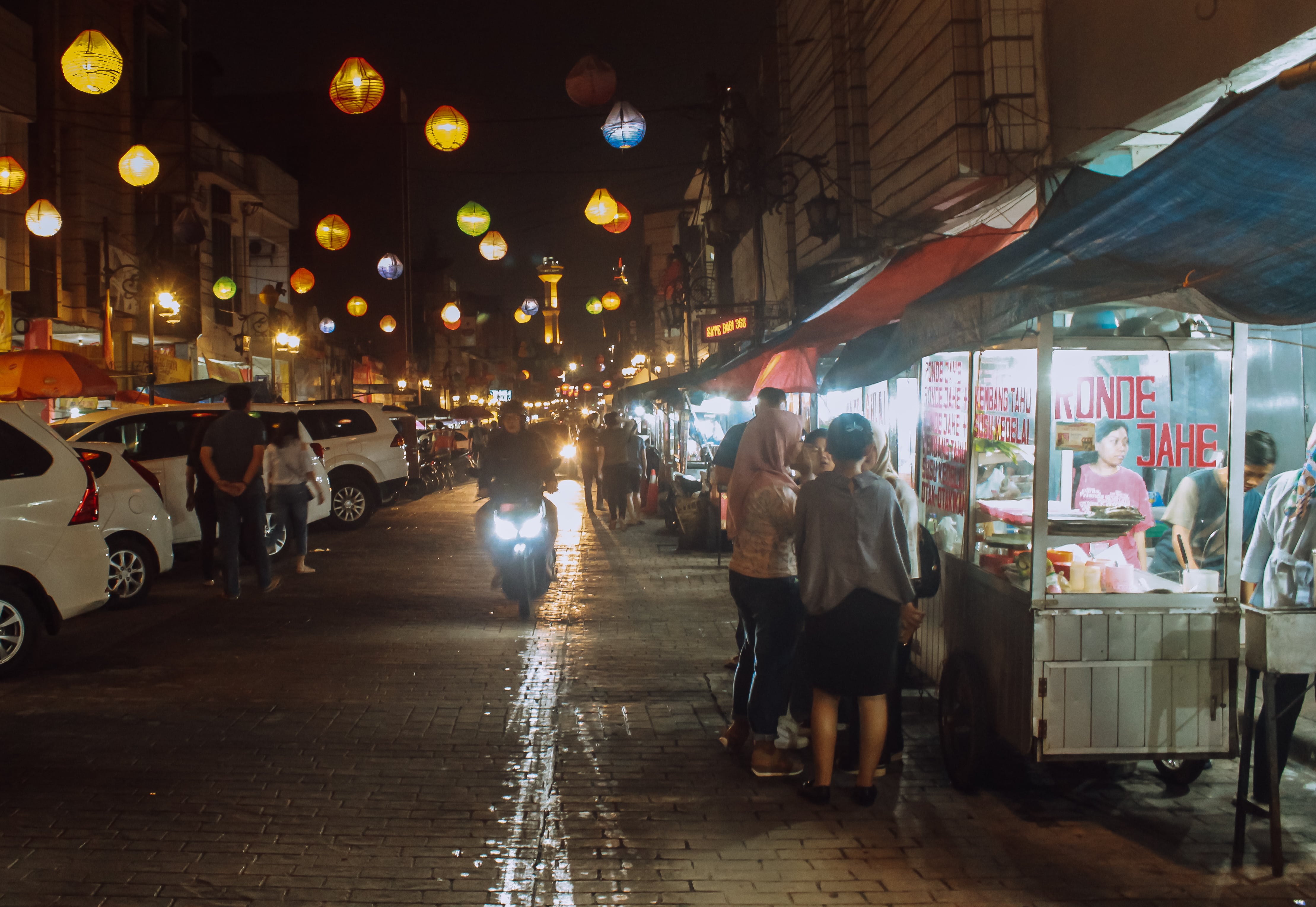 makan-malam-di-tepi-jalan-kota-bandung