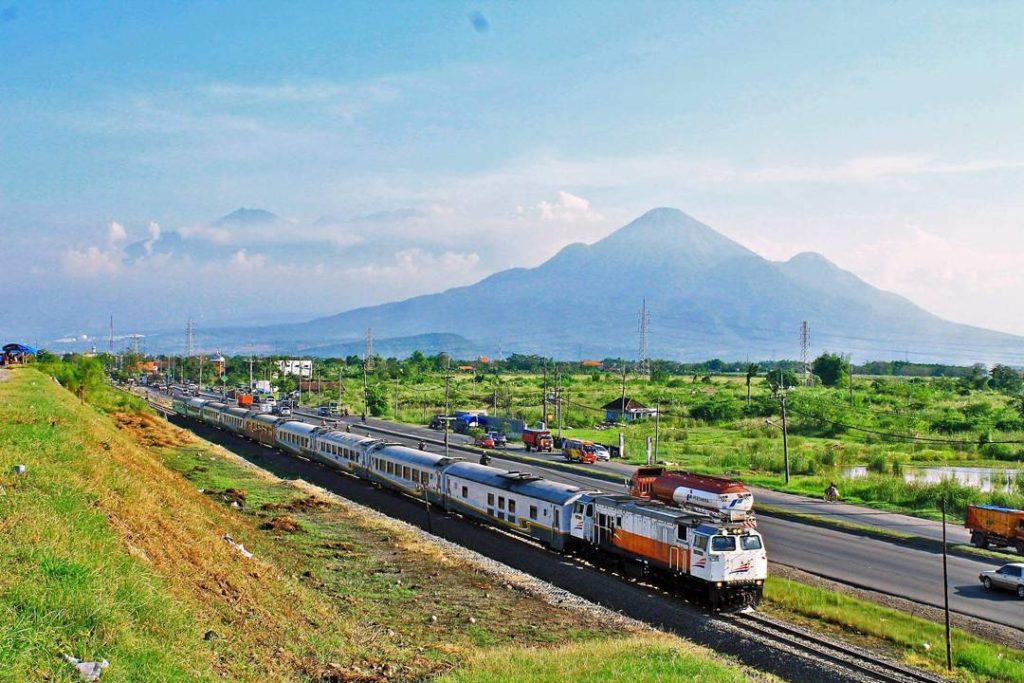 7 Jalur Terindah Kereta Api Indonesia