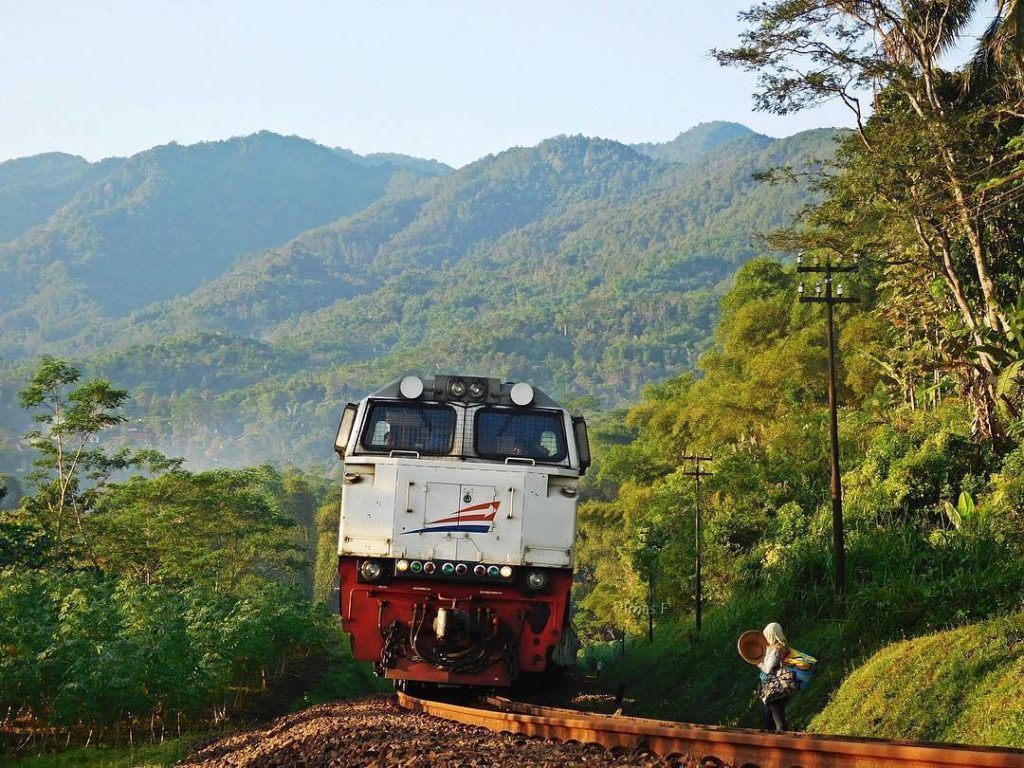7 Jalur Terindah Kereta Api Indonesia