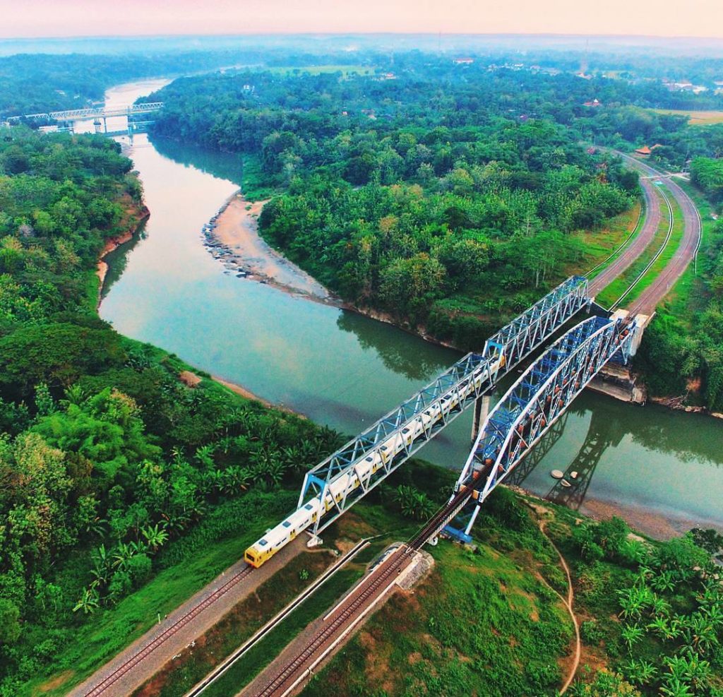 7 Jalur Terindah Kereta Api Indonesia