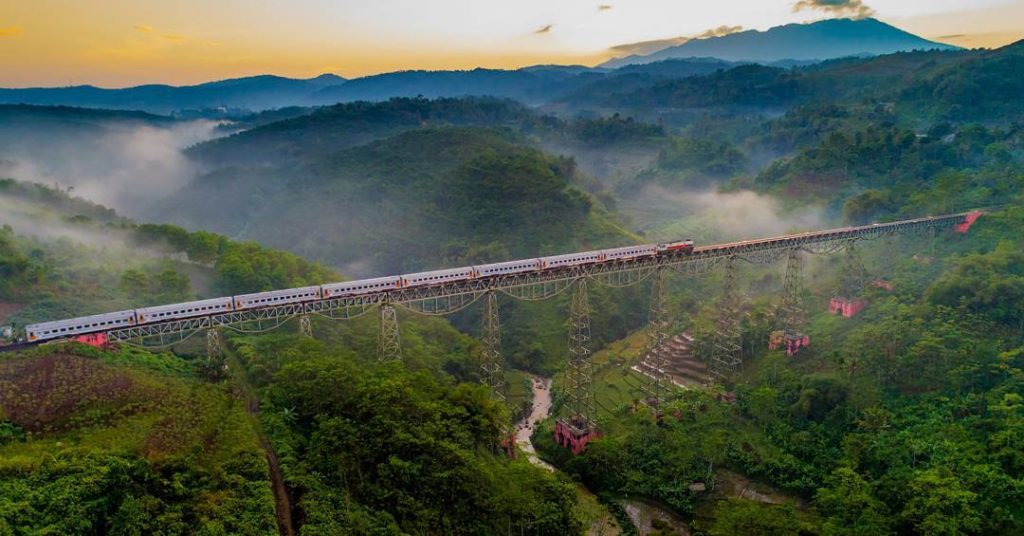 7 Jalur Terindah Kereta Api Indonesia
