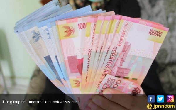 Bandit Tabrakan, Uang Ratusan Juta Bertebaran di Jalan