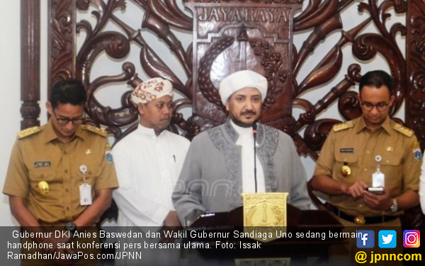 Main HP saat Konferensi Pers Bareng Ulama, Sandi: Ha Ha Ha