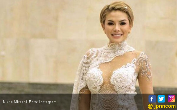 nikita-mirzani-pamer-gaya-rambut-baru-warganet-fokus-ke-belahan-dada