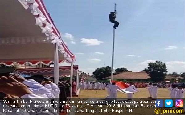 Aksi Heroik Babinsa Panjat Tiang Bendera Saat Upacara HUT RI