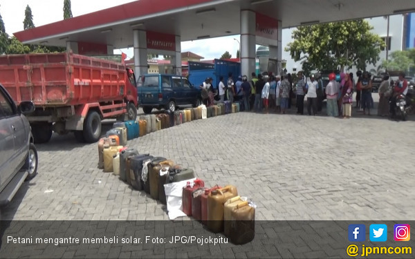 solar-langka-petani-antre-6-jam-di-spbu