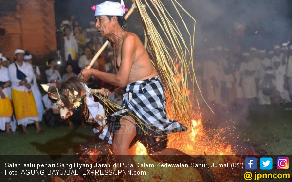 satu-penari-sang-hyang-jaran-terlihat-lemas-dan-tersungkur