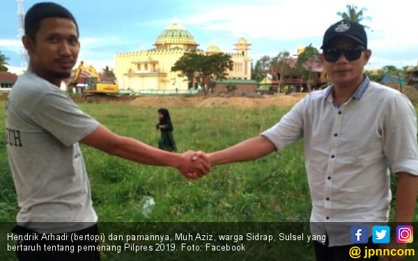 Pendukung Jokowi dan Prabowo Bertaruh, Taruhannya Lapangan Desa