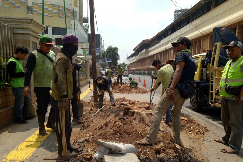 Ombudsman Nilai Anak Buah Anies Tak Becus Mengawasi Proyek Revitalisasi Trotoar