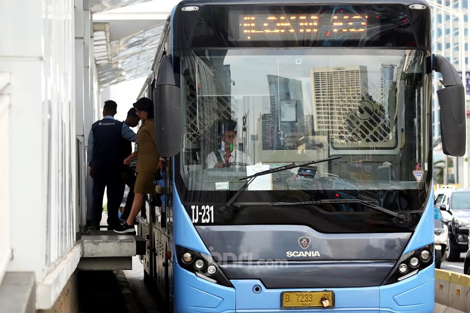 Bus Transjakarta Dikurangi, Ruhut Sitompul: Kemarin Kalian Puji, Sekarang Kalian Maki