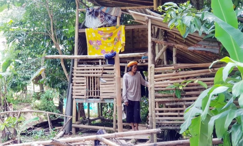 Ujun Rela Tinggal di Kandang Kambing Demi Anak