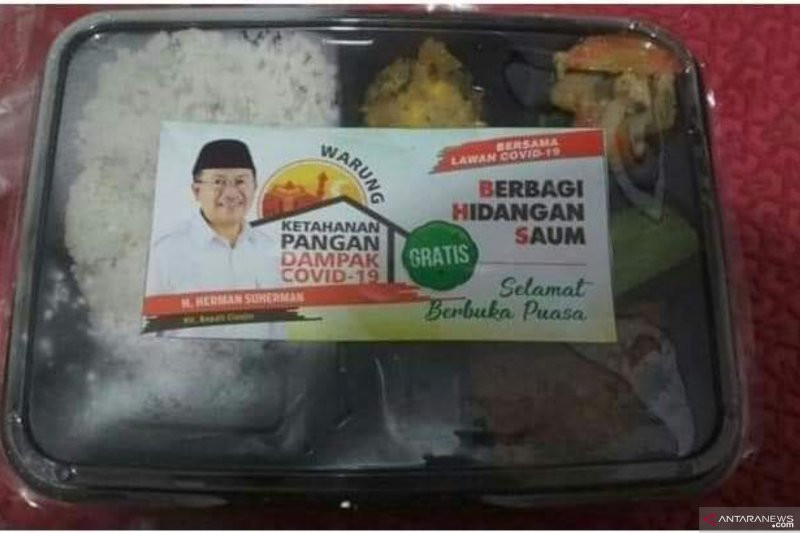 Bagi-bagi Nasi Bungkus, Stiker Bergambar Muka Tetap Menempel