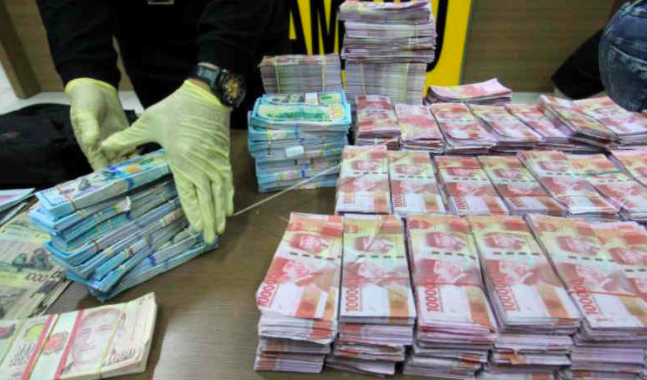 astaga-uang-palsu-senilai-rp-1-miliar-dijual-ke-warga-kampung