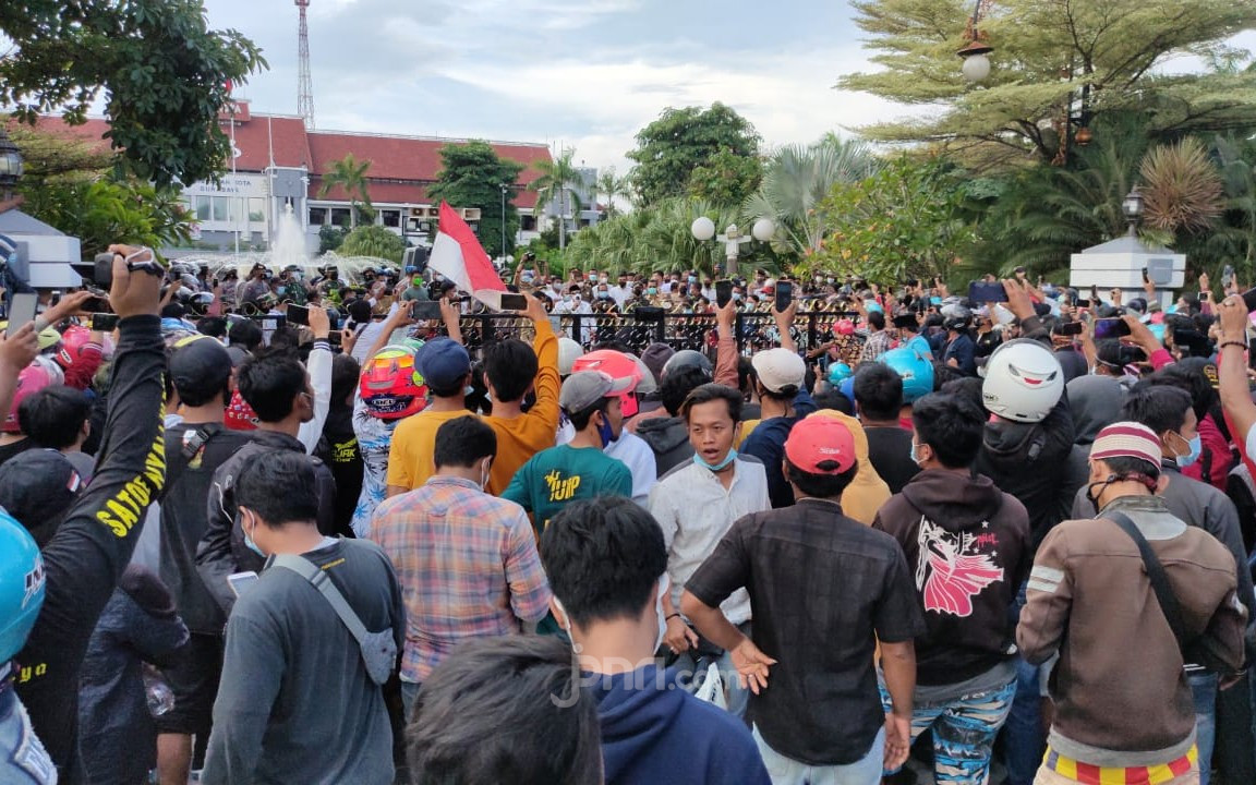 Pedemo dari Madura Kukuh Meminta Eri Cahyadi yang Keluar, Terjadi Ketegangan