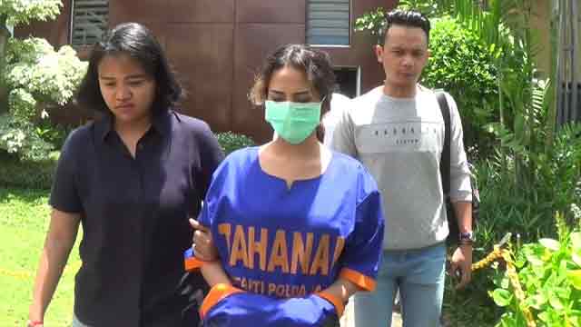 Pakai Baju Tahanan, Tangan Diborgol, Begini Wajah Vanessa Angel yang Kuyu