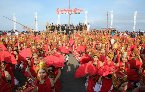 Hipnotis Wisatawan, Festival Gandrung Sewu Banjir Pujian