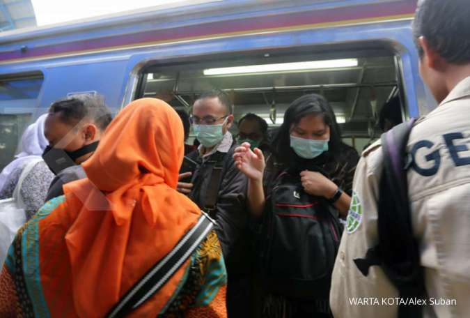 operasional-krl-commuter-line-diperpendek-penumpang-berjejalan