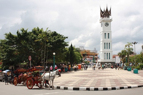 (Bukittinggi-Sumbar) Jam Gadang Disterilkan dari PKL