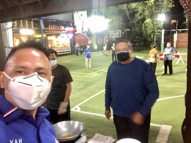 usai-menang-lawan-moeldoko-begini-momen-kader-demokrat-nikmati-nasi-goreng-ala-sby