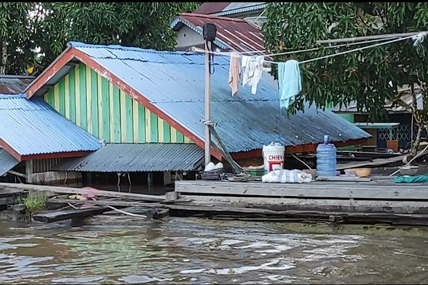 banjir-rendam-ribuan-rumah-di-sekadau-kalimantan-1-warga-meninggal-dunia