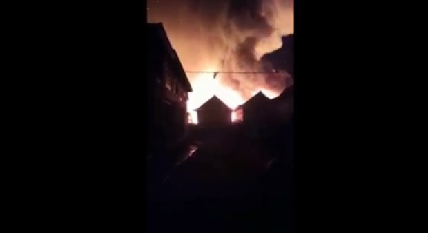 Warga Mengamuk Rusak dan Bakar Lokasi Pencabulan Gara-gara Guru Ngaji Gauli Muridnya