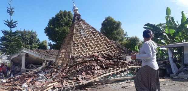 tinjau-lokasi-terdampak-gempa-gubernur-khofifah-minta-masjid-rusak-segera-diperbaiki