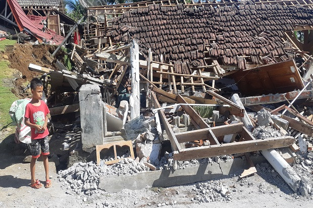 Tinjau Lokasi Terdampak Gempa, Gubernur Khofifah Minta Masjid Rusak Segera Diperbaiki