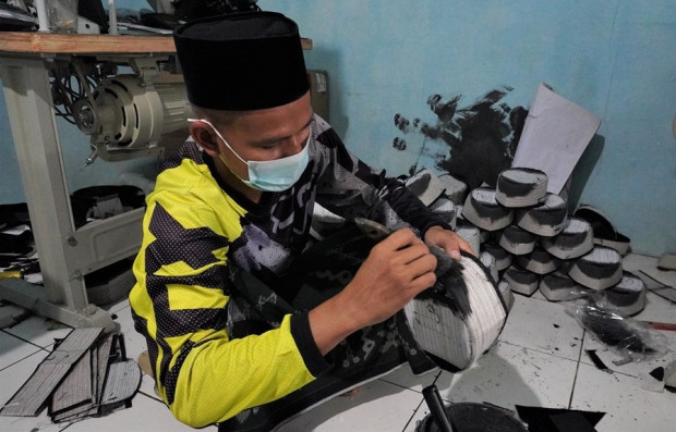 makin-percaya-diri-dengan-songkok-buatan-desa-dlisen-batang