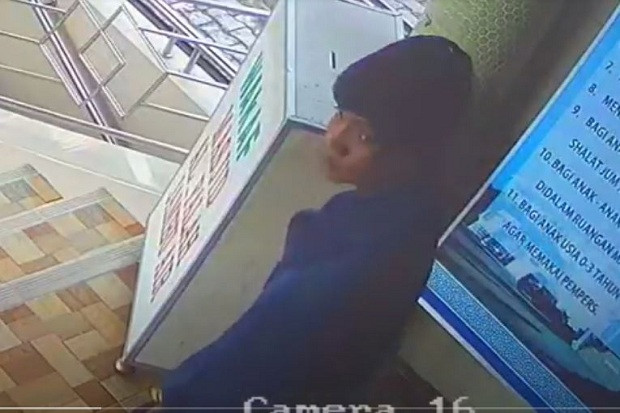 aksi-remaja-bobol-kotak-amal-masjid-di-bukittinggi-terekam-cctv