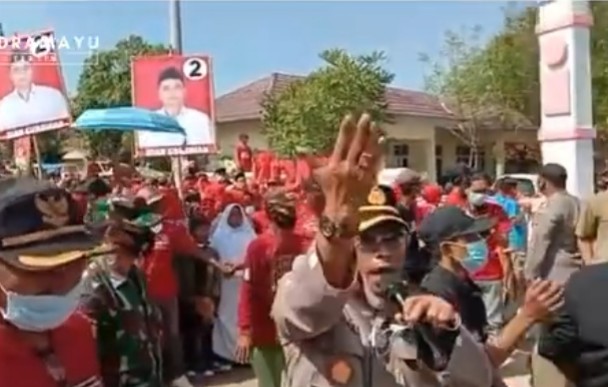2-pendukung-kades-bersitegang-kapolsek-redakan-emosi-massa-dengan-solawat