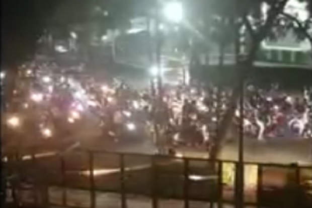 brimob-pukul-mundur-konvoi-ratusan-massa-bermotor-yang-lempari-kantor-graha-persib