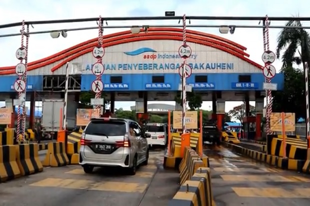 pergerakan-massa-dan-kendaraan-di-pelabuhan-bakauheni-tak-beriak