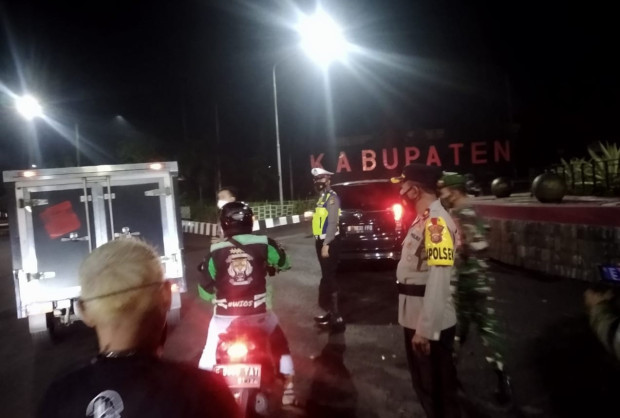 suka-duka-petugas-di-pos-cek-poin-sampora-kuningan-menghalau-pemudik