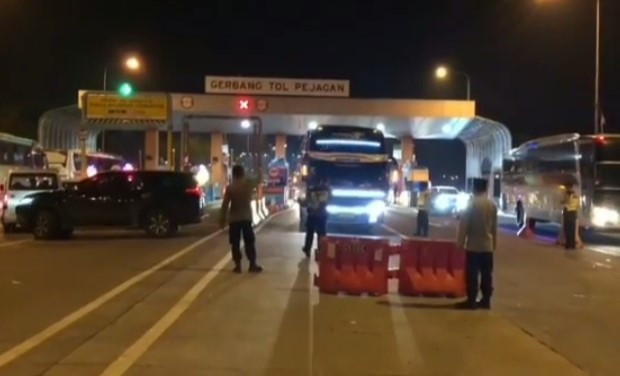 Suka Duka Petugas di Pos Cek Poin Sampora Kuningan Menghalau Pemudik