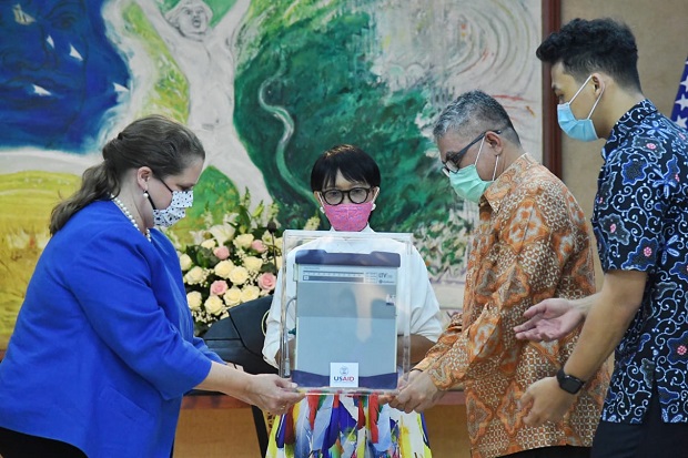 as-serahkan-100-ventilator-pada-indonesia