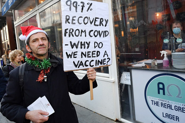 demonstran-anti-vaksin-tutup-sementara-situs-vaksinasi-terbesar