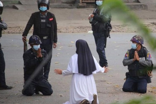 Berlutut Hadang Polisi Myanmar, Biarawati: Tembak Aku Saja