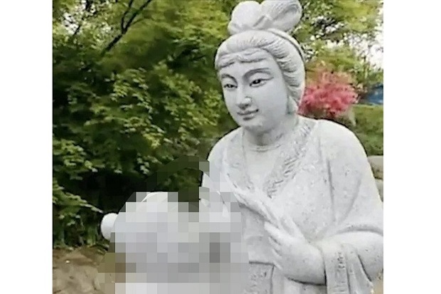 Diprotes, Taman di China Hilangkan Patung Wanita Menyusui Ibu Mertuanya