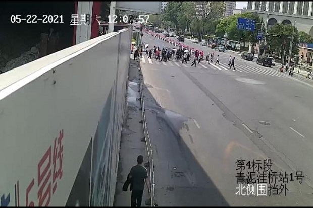 Bangkrut, Bos di China Balas Dendam dengan Tabrak Kerumunan Pejalan Kaki
