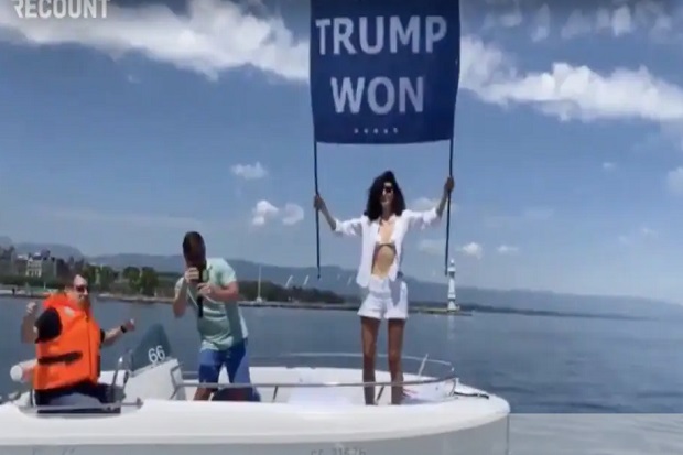 keponakan-osama-bin-laden-protes-pertemuan-biden-putin-angkat-poster--trump-menang