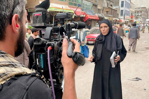 Video Detik-detik Pejuang Taliban Ancam Jurnalis CNN dengan AK-47