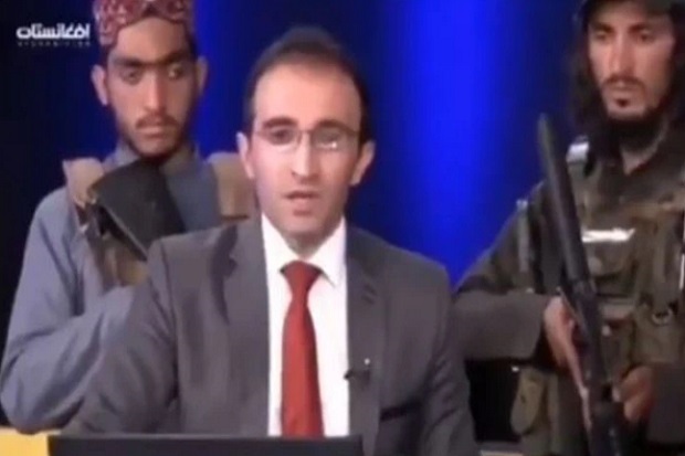 Viral, Milisi Taliban Muncul di Belakang Penyiar TV Afghanistan saat Live