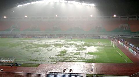 Timnas Jamu Curacao di Stadion Pakansari, Media Luar Negeri: Lapangan Level Kampung