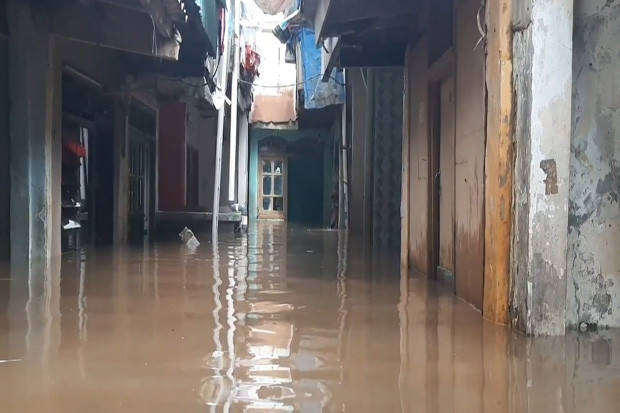 Kali Ciliwung Meluap, Rumah Warga di Kebon Pala Jakarta Timur Terendam Banjir