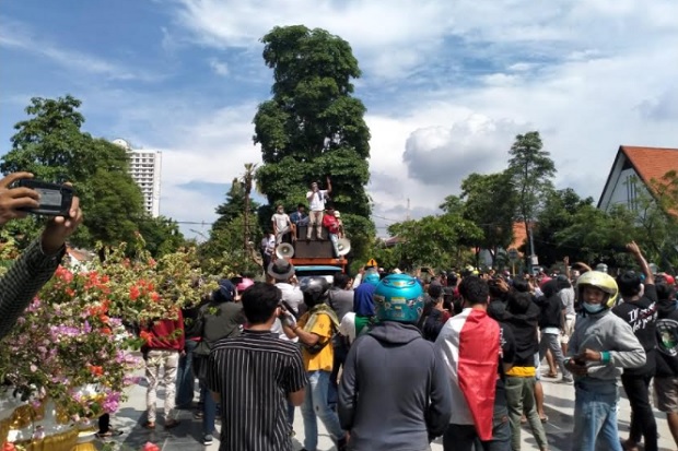 kepung-balai-kota-surabaya-warga-madura-kami-capek-tiap-hari-tes-antigen